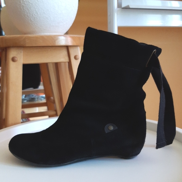 FLY LONDON Victorian Ankle Boots - Picture 3 of 16